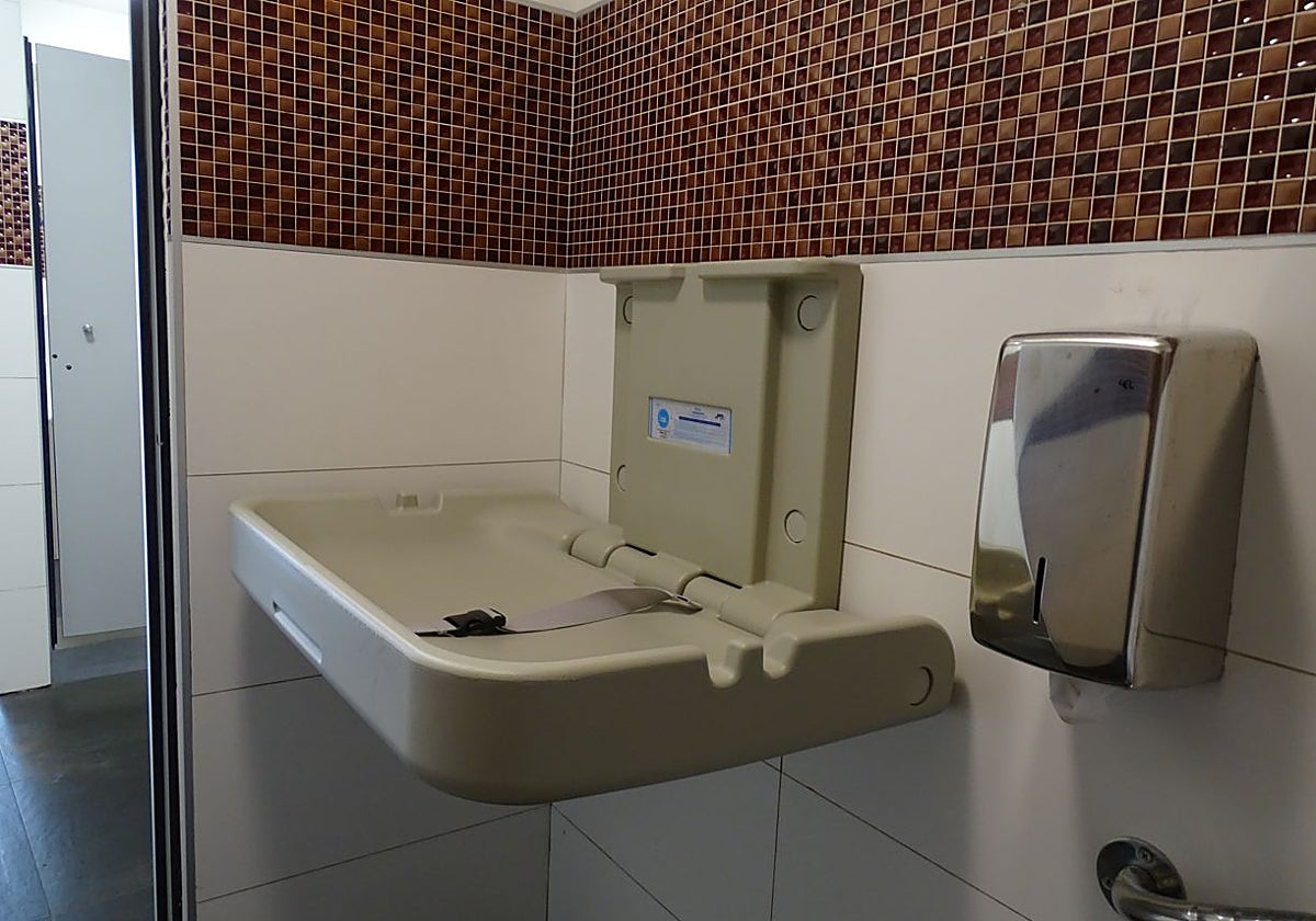 Nuevos cambiadores para bebés en cinco aseos públicos del municipio