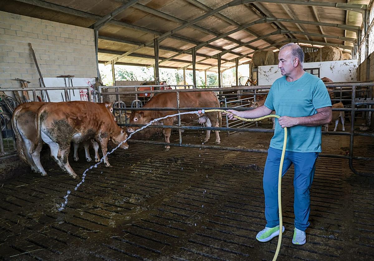 «Con 300 euros no se paga un contador de agua»