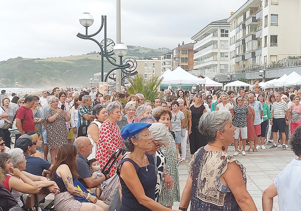 «Zarautz ez da uda eta turismoa bakarrik, zerbait gehiago da», 'Malekoia 365 Egun' egitasmoaren mezua