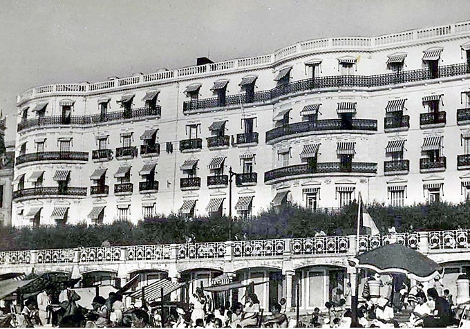 Hotel Continental. Ubicado en el paseo de La Concha desde 1884. En 1972 fue demolido y sustituido por el actual edificio de viviendas.