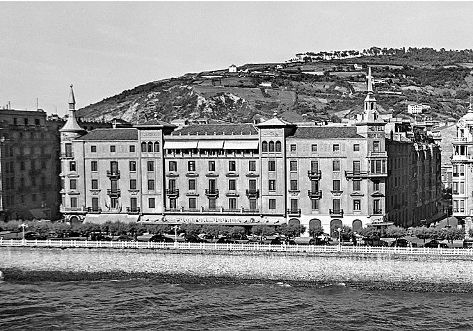 Hotel Príncipe de Saboya, de 1926. En el paseo de Ramón María Lili. Envolvía al frontón Urumea. Fue demolido en 1969.