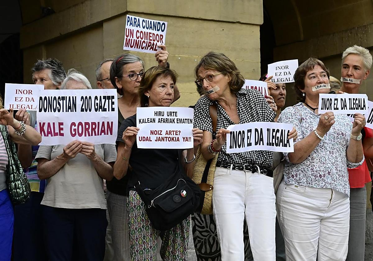 SOS Racismo Gipuzkoa califica de «tremendo error» prohibir las cenas solidarias y pide al Ayuntamiento de Donostia que rectifique