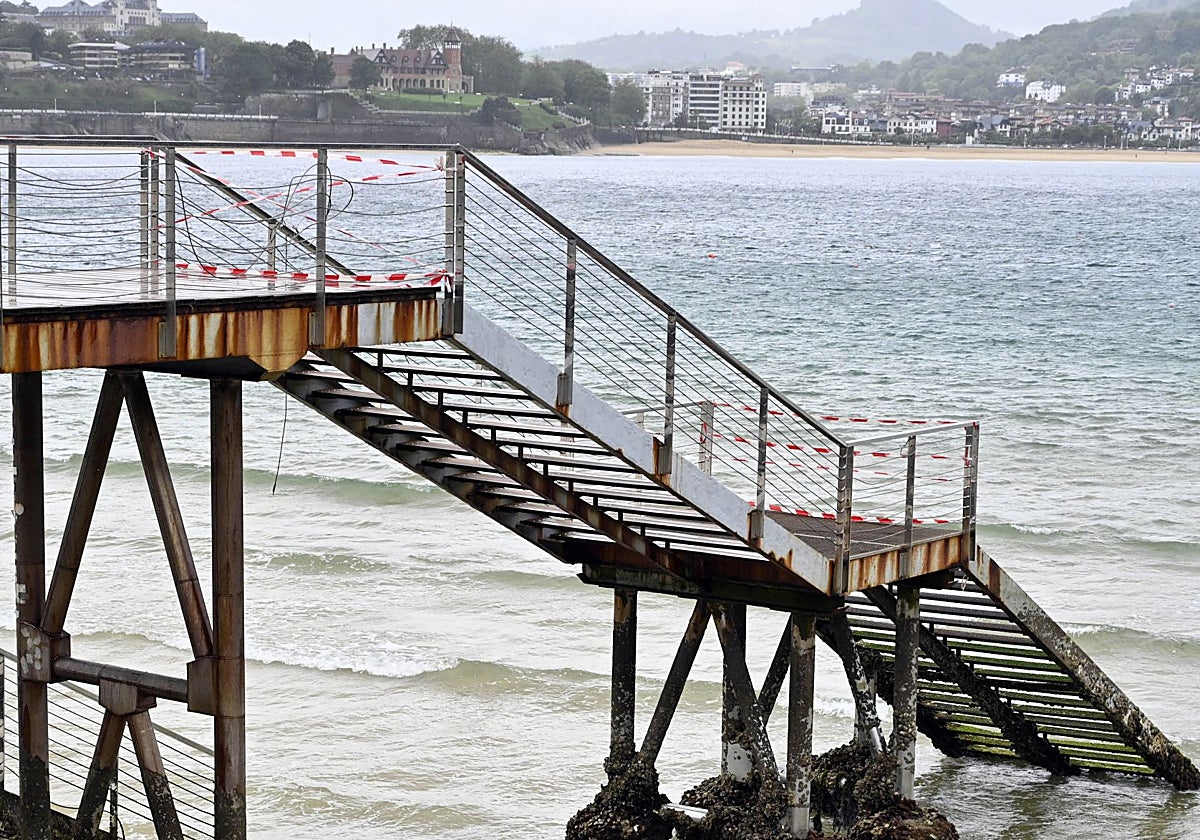 Hospitalizada una mujer tras sufrir una caída en las escaleras del embarcadero del Muelle de Donostia
