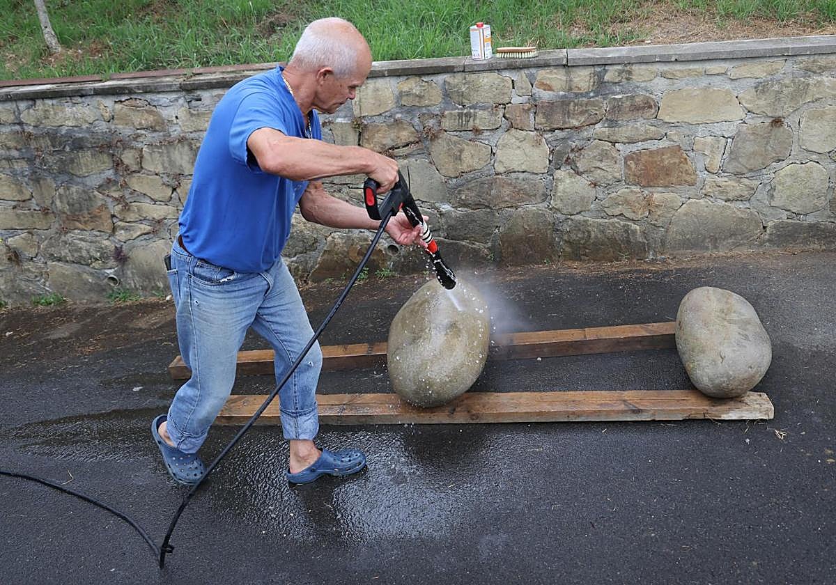Agua, vinagre y cepillo para Igeldo y Uliako harriak
