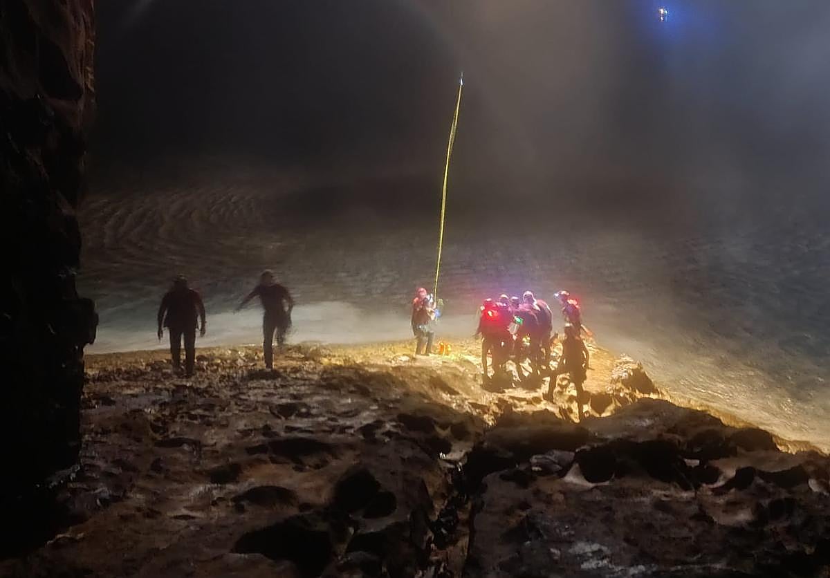 Rescatan a un varón con una fractura en la pierna de la zona de rocas de Jaizkibel