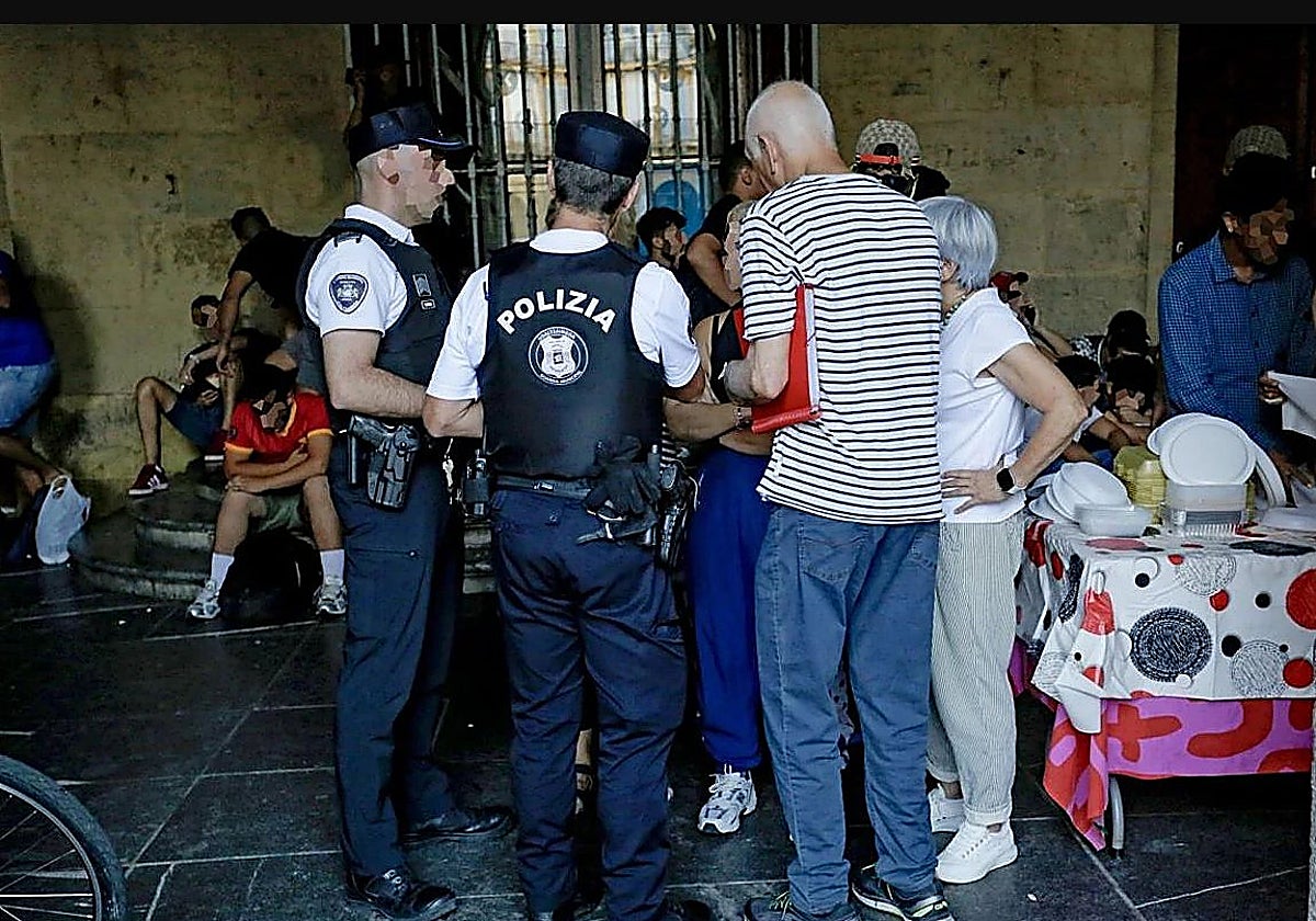 Afari Solidarioak reparte bocadillos tras la prohibición de las cenas y denuncia «hostigamiento» de la Guardia Municipal