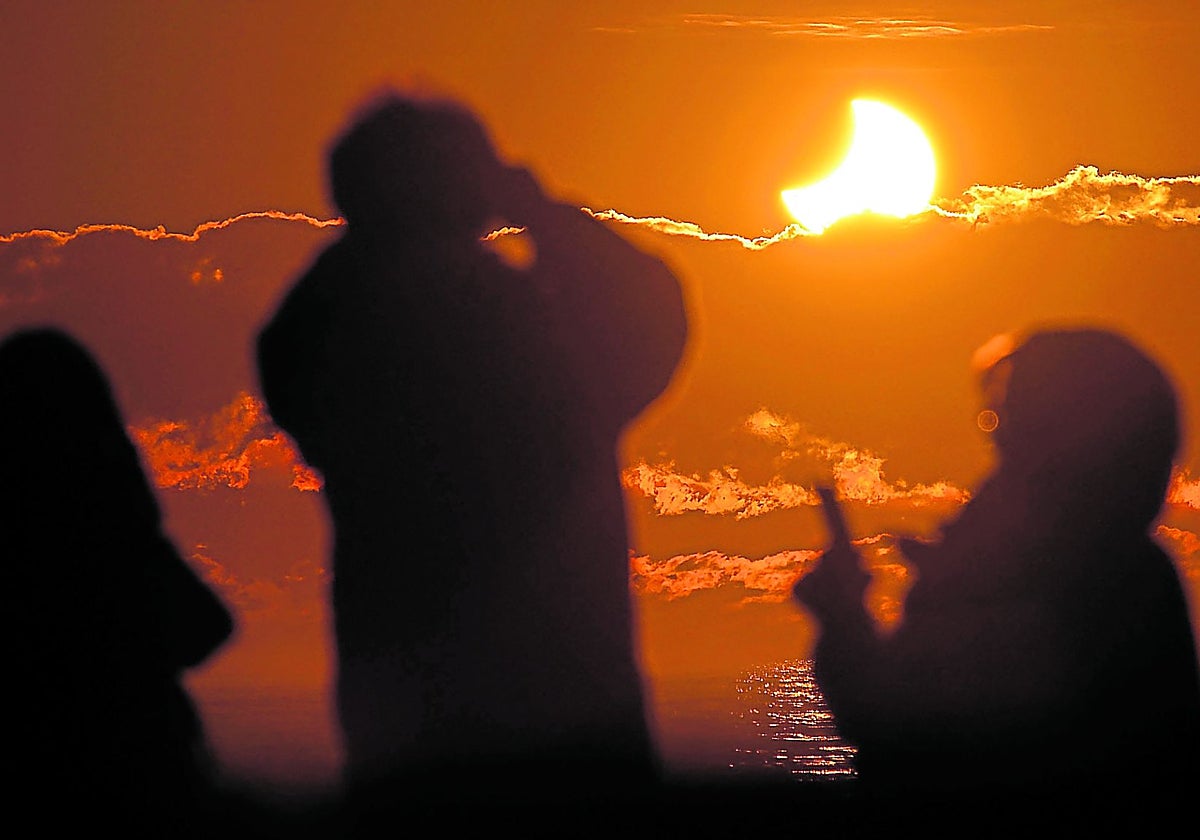 Hacia el oeste y con el horizonte despejado, la mejor visión del eclipse