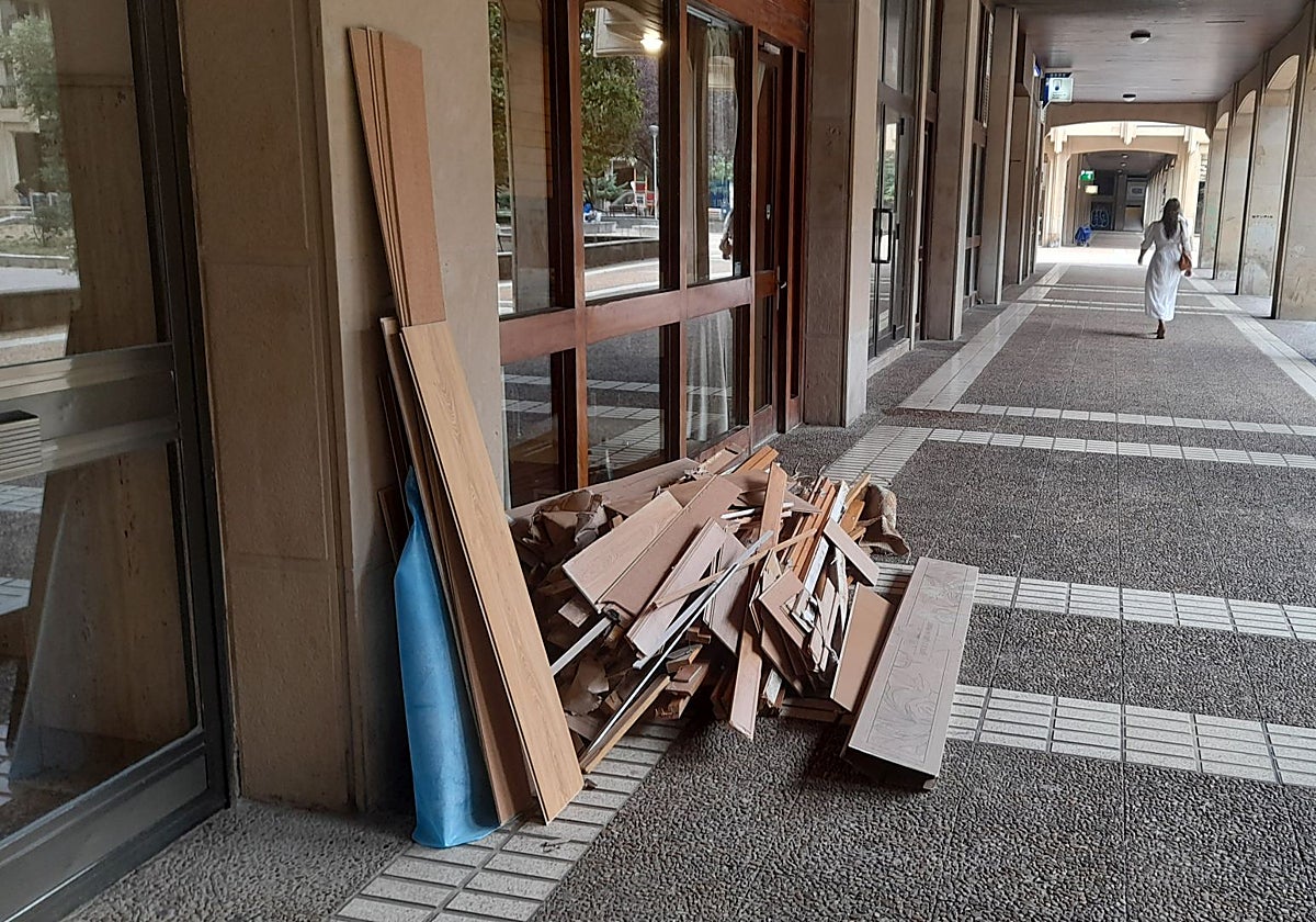 Sirimiri: Maderas apiladas junto al portal en la plaza del Txofre