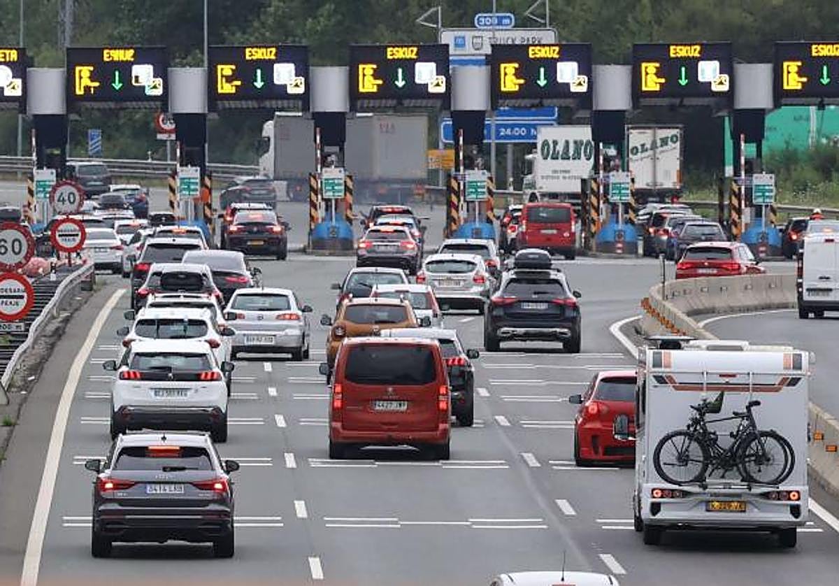 Retenciones de cinco kilómetros en el peaje de la AP-8 en Irun, sentido Bilbao