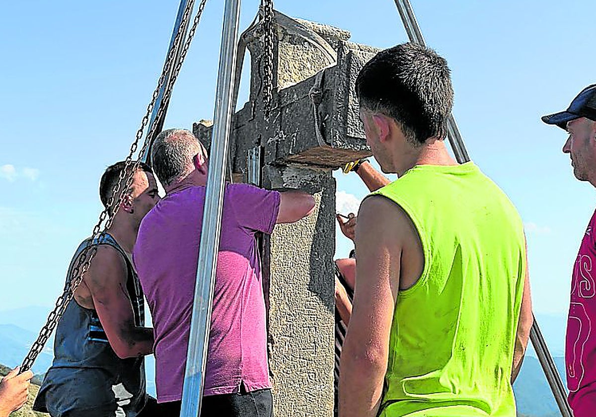 El auzolan recupera la cima de Hernio: vecinos logran erigir de nuevo la cruz derribada por el viento sur