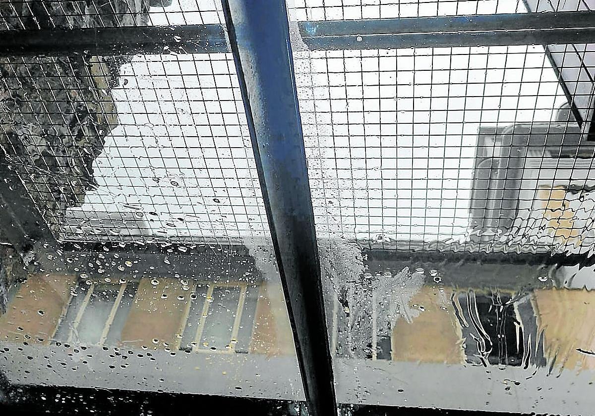 Sirimiri: Limpian el techo del ascensor de la calle Easo