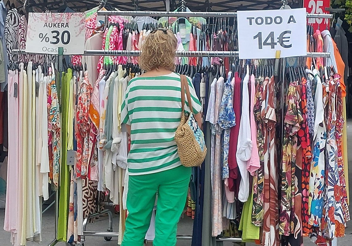 En busca de gangas en el mercadillo
