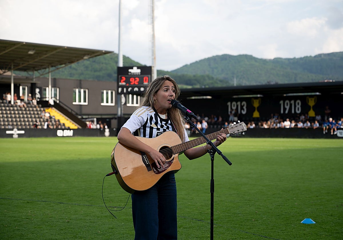 «Es importante para mí cantar en euskera para mantener viva su memoria»