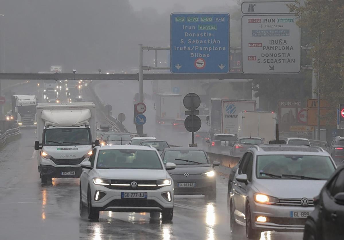 Siete kilómetros de retenciones en la AP-8 desde Irun sentido Baiona