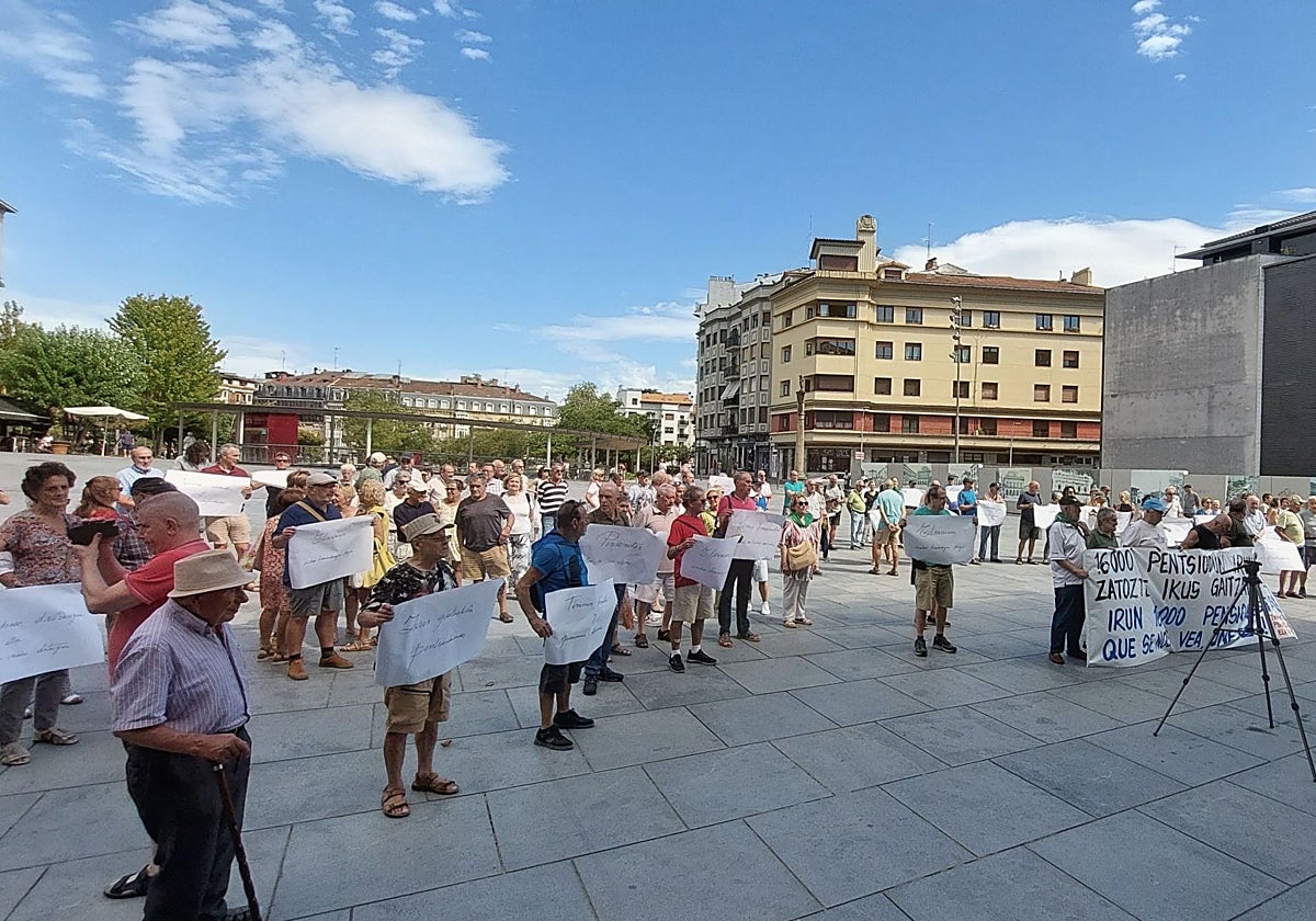Los pensionistas inician una campaña de visibilización local: «Somos 16.000 en Irun»