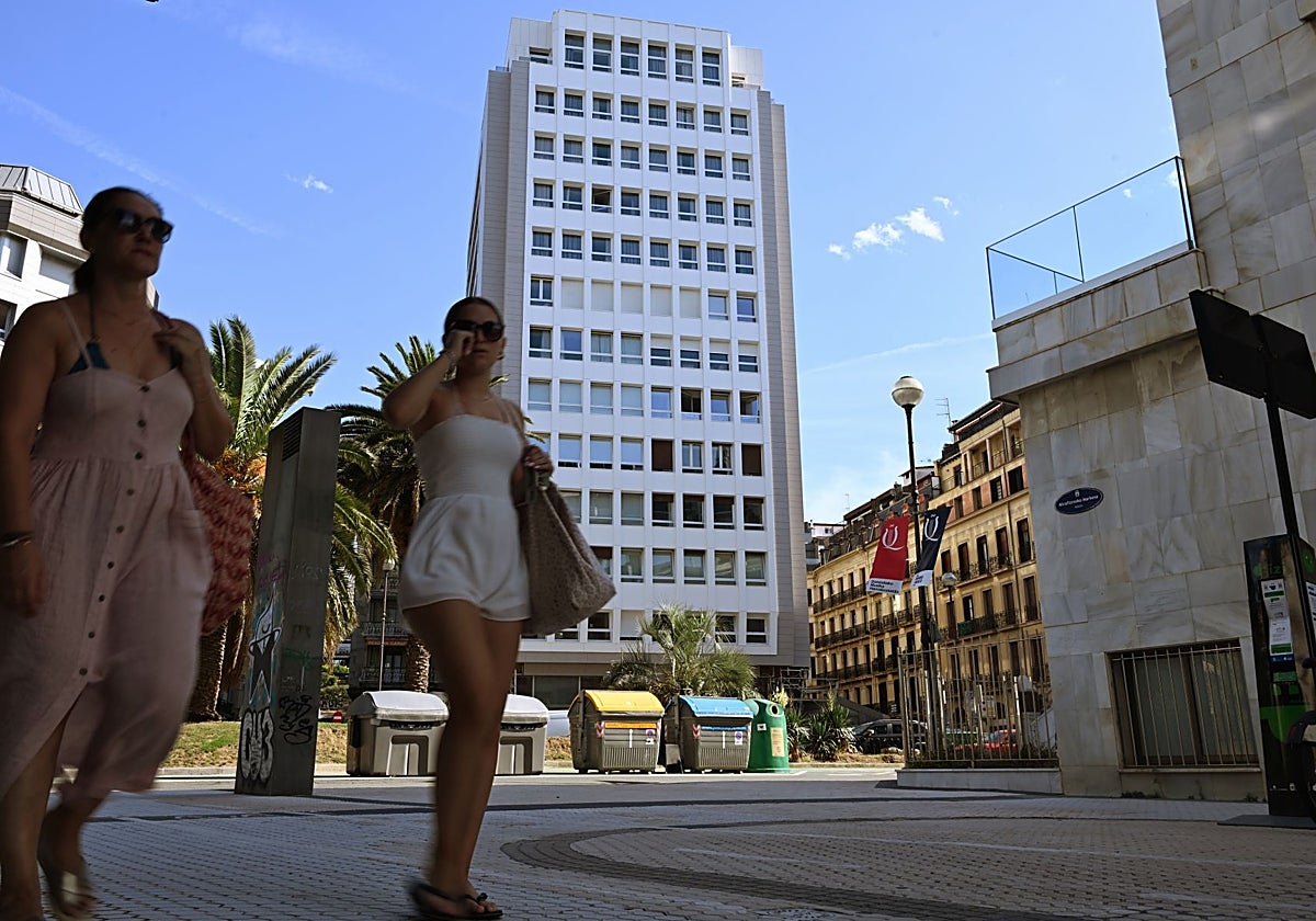 El hotel Orly descubre su nueva fachada y reabre tras 9 meses de obra