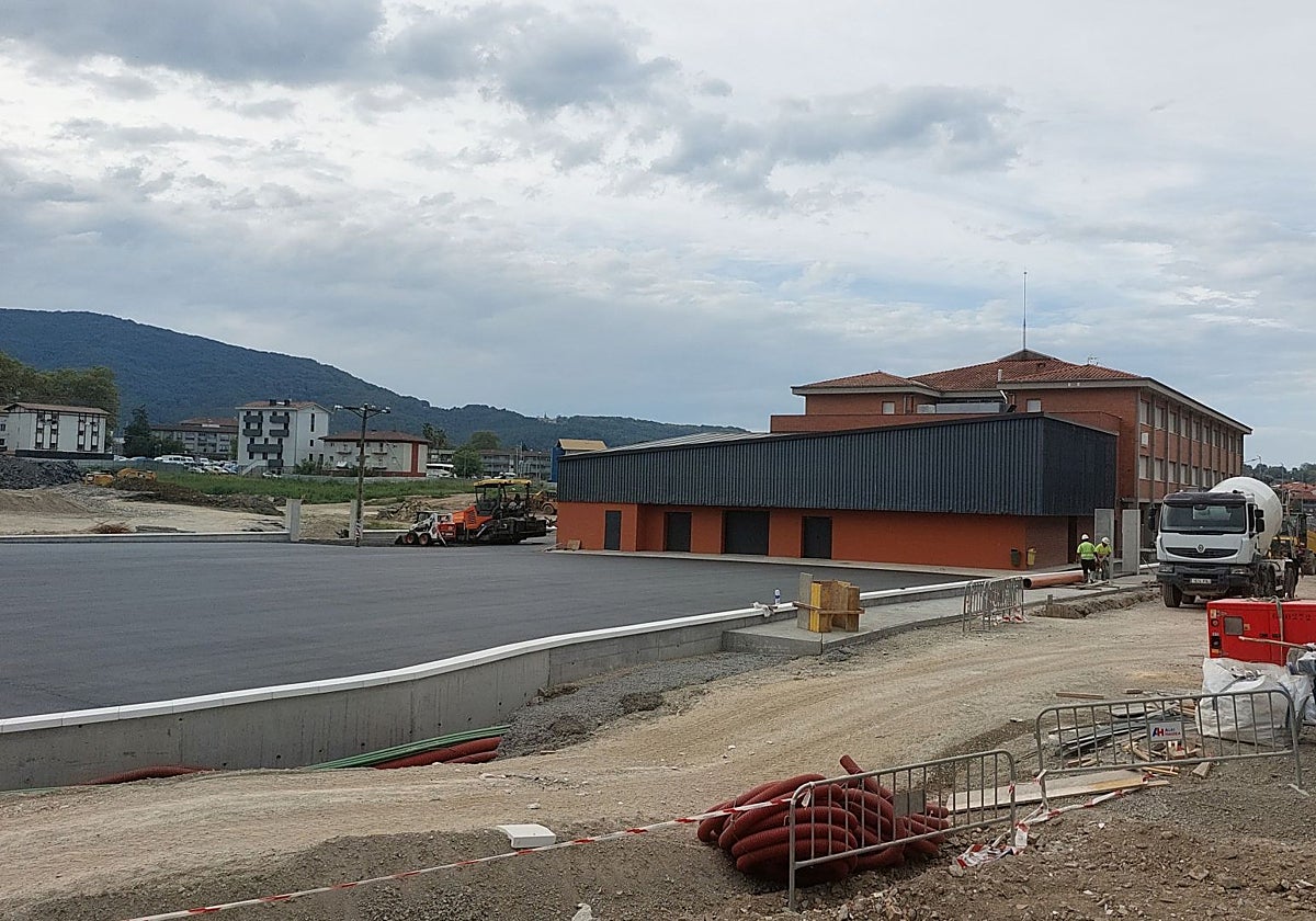 Lekaenea contará con el suelo de su nuevo patio escolar este curso y lo tendrá equipado el próximo
