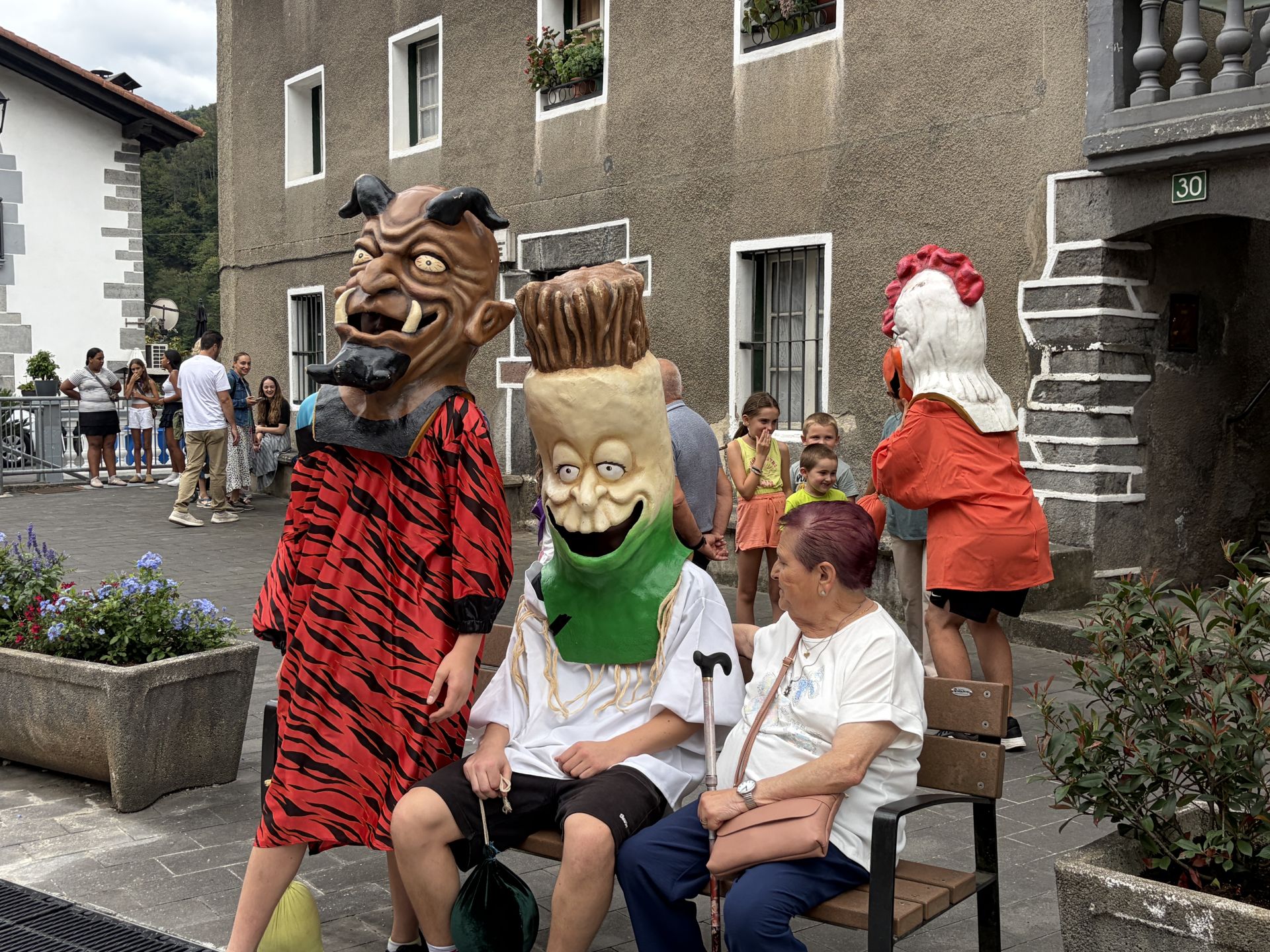 Imagen principal - Ederki pasa zuten buruhandi eta tokan.