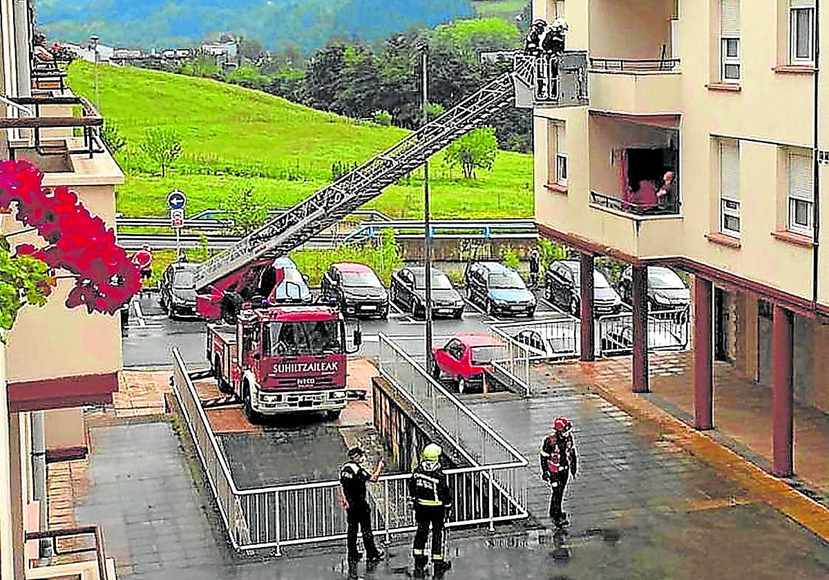 Bomberos de Gipuzkoa bate su récord de salidas y de rescates a mayores por caídas en sus casas