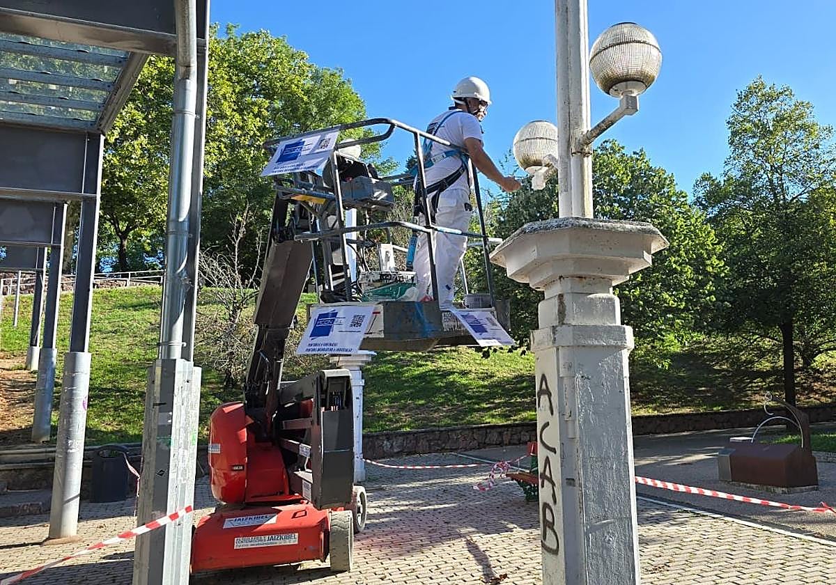 Donostia destina 300.000 euros a reparar bancos, farolas y barandillas de los barrios de la ciudad