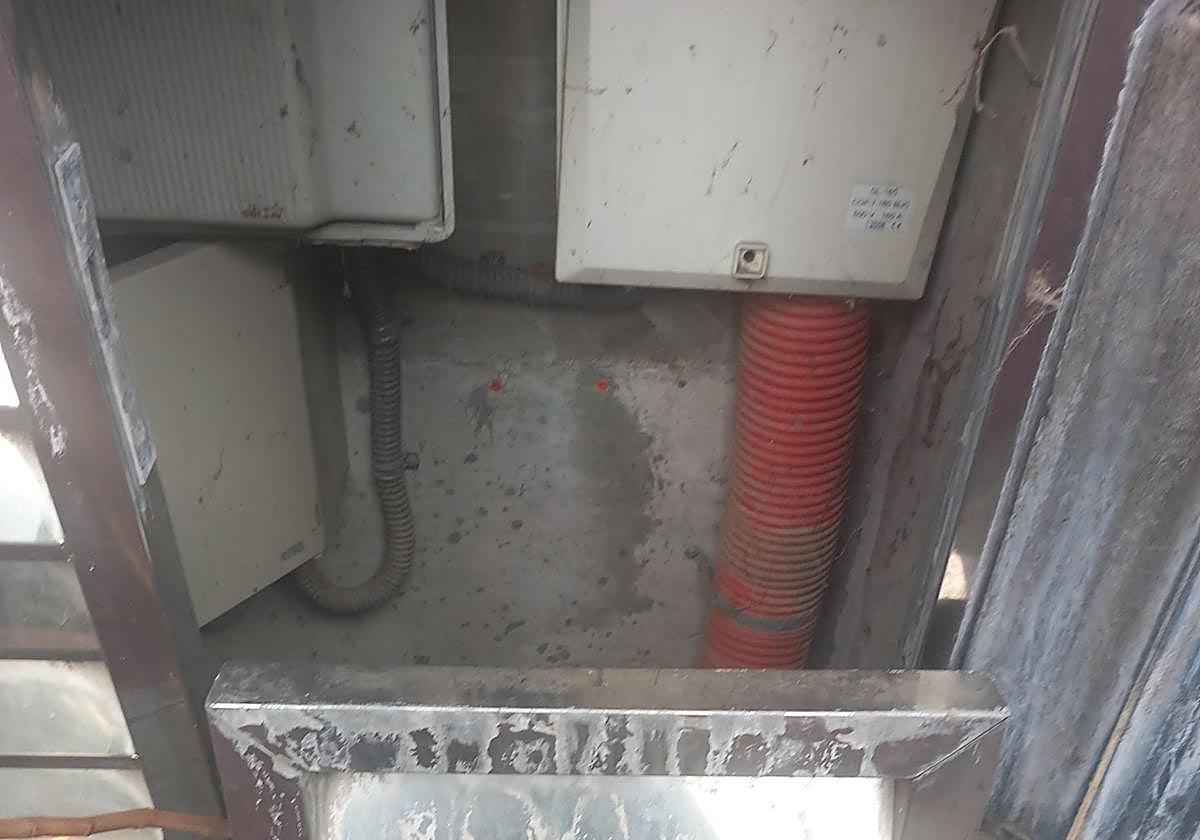 Sirimiri: Puerta de cuadro eléctrico rota en un parque infantil de Martutene