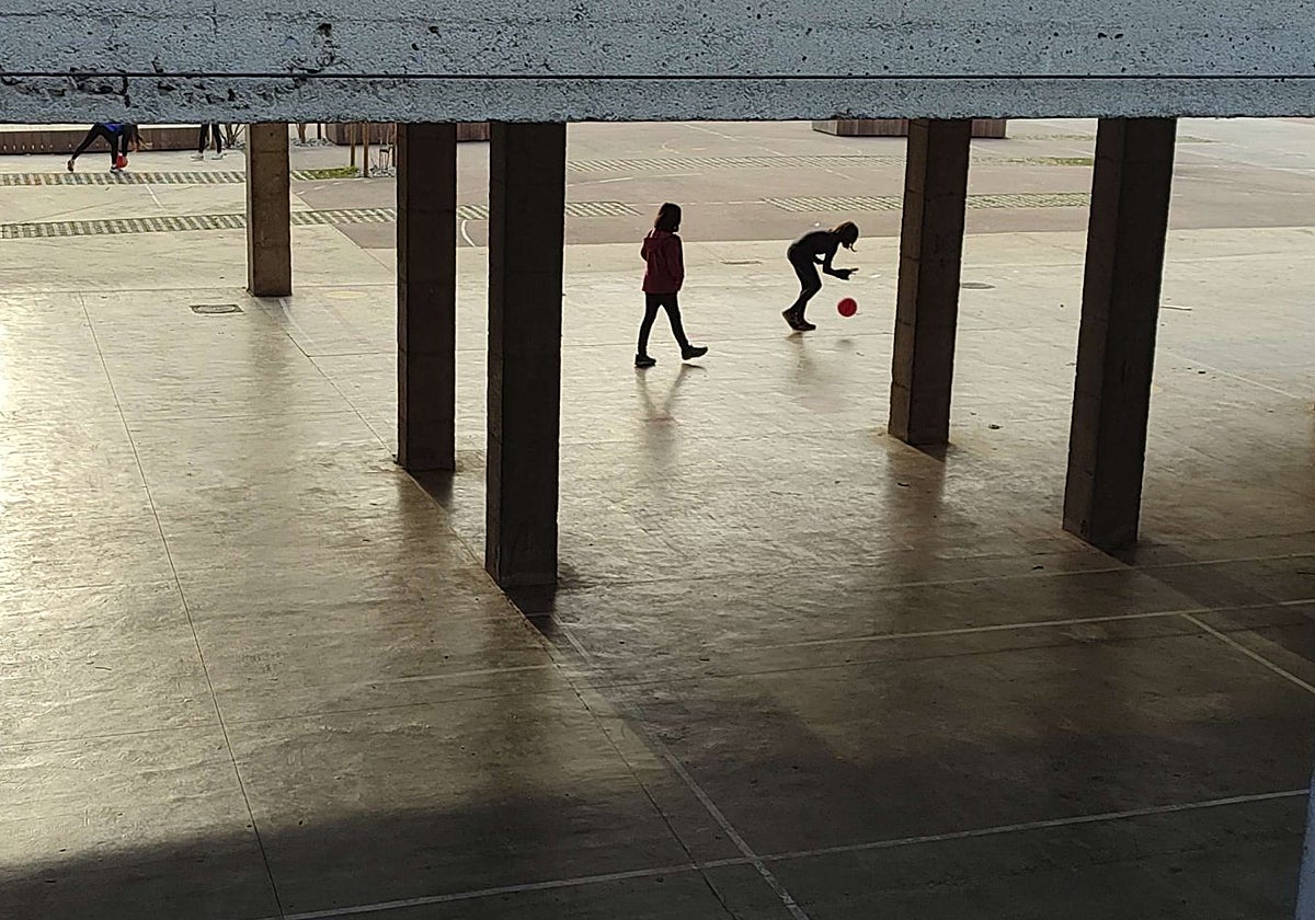 Los patios de los centros escolares vuelven a abrirse para el ocio desde este fin de semana