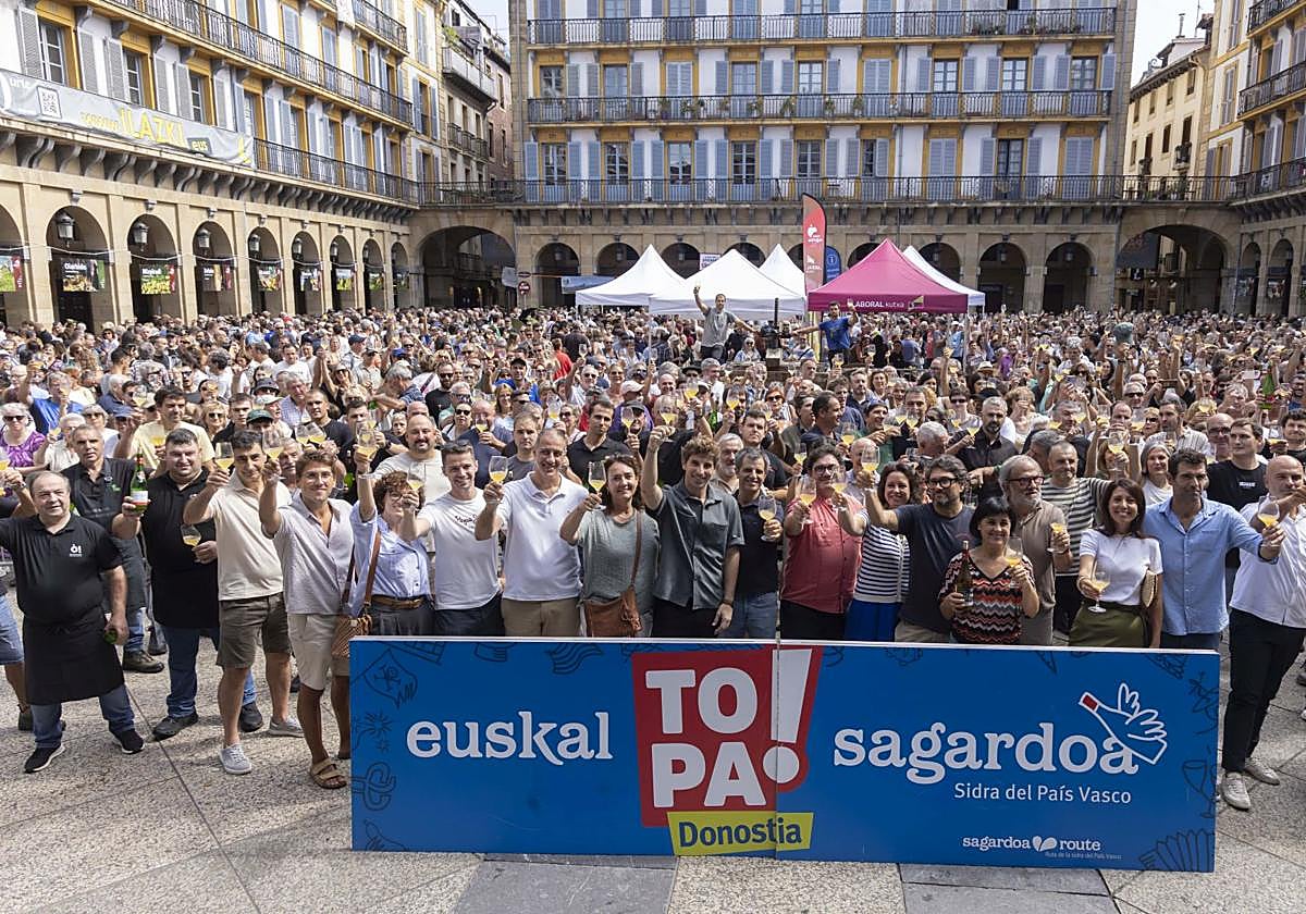 'Topa' multitudinario en el Sagardo Eguna de Donostia