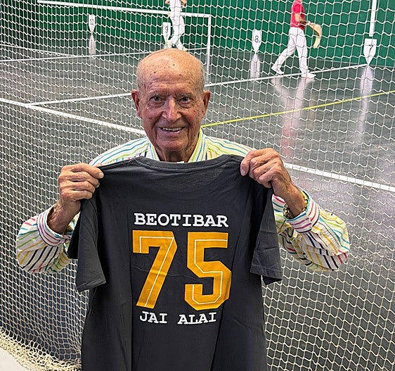 El emotivo saque de honor de 'Etxea' a los 94 años en el frontón Ederrena de Urretxu