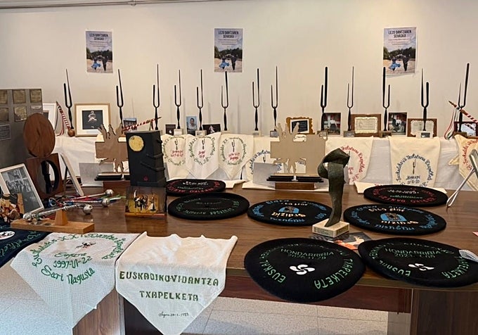 Algunos de los trofeos expuestos en la Sala de Cultura.