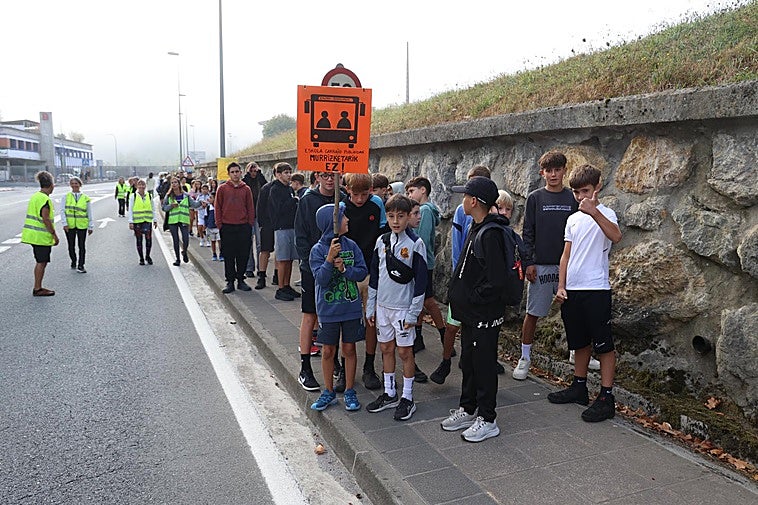 De Zaldibia a Ordizia a pie para recuperar el autobús escolar