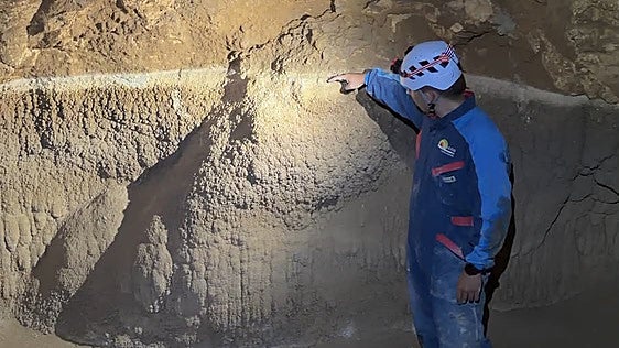 Ioritz Carrera, espeleólogo: «Donde antes el agua nos llegaba al cuello en Aralar, hoy no queda ni una gota»