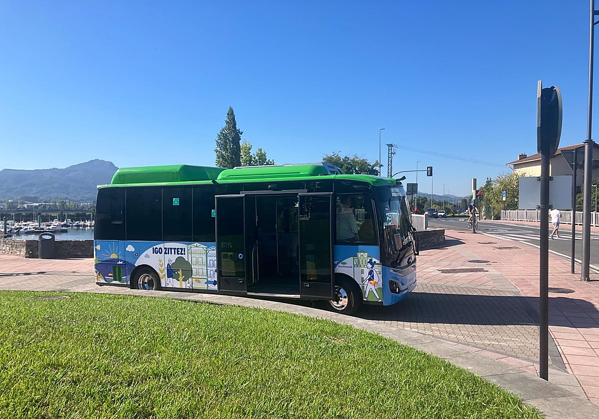 El servicio urbano estrena su vehículo definitivo totalmente eléctrico | El Diario Vasco