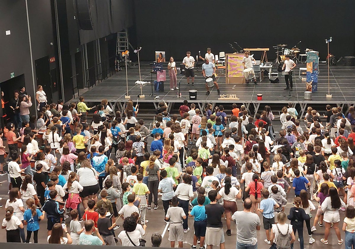 Atlantikaldia se estrena por todo lo alto con música, danza y juegos para los más pequeños