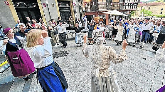 Zinkoenea sopló las velas por 100 años más