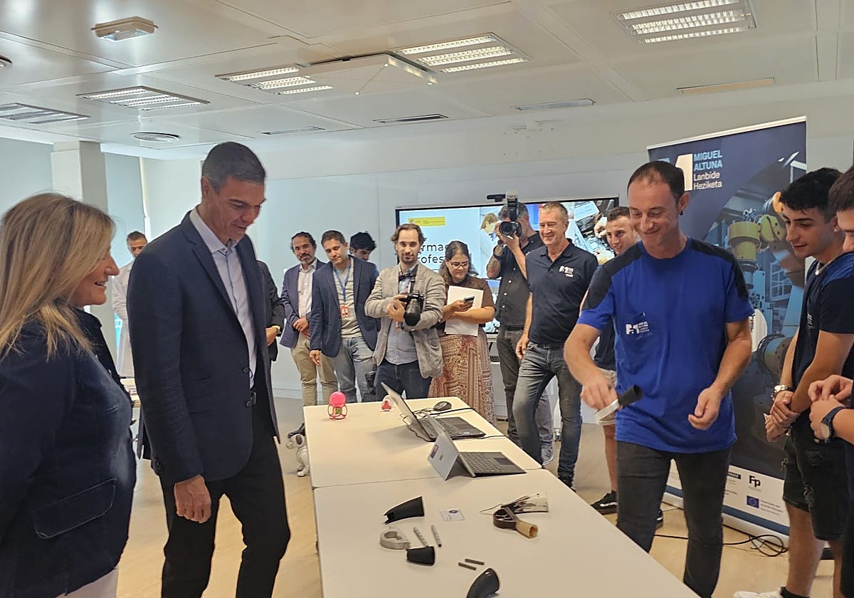 Aritz Elgarresta, improvisado albokari ante Pedro Sánchez en el encuentro de centros de formación profesional en Madrid