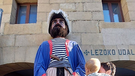 Gigantes, muxikos y castellers animan la jornada de fiestas de Santakrutz prevista para este sábado