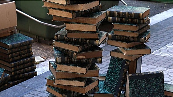 Los vendedores que engañaron a un guipuzcoano de 74 años y le hicieron pagar 29.178,80 euros en libros y artículos de teletienda