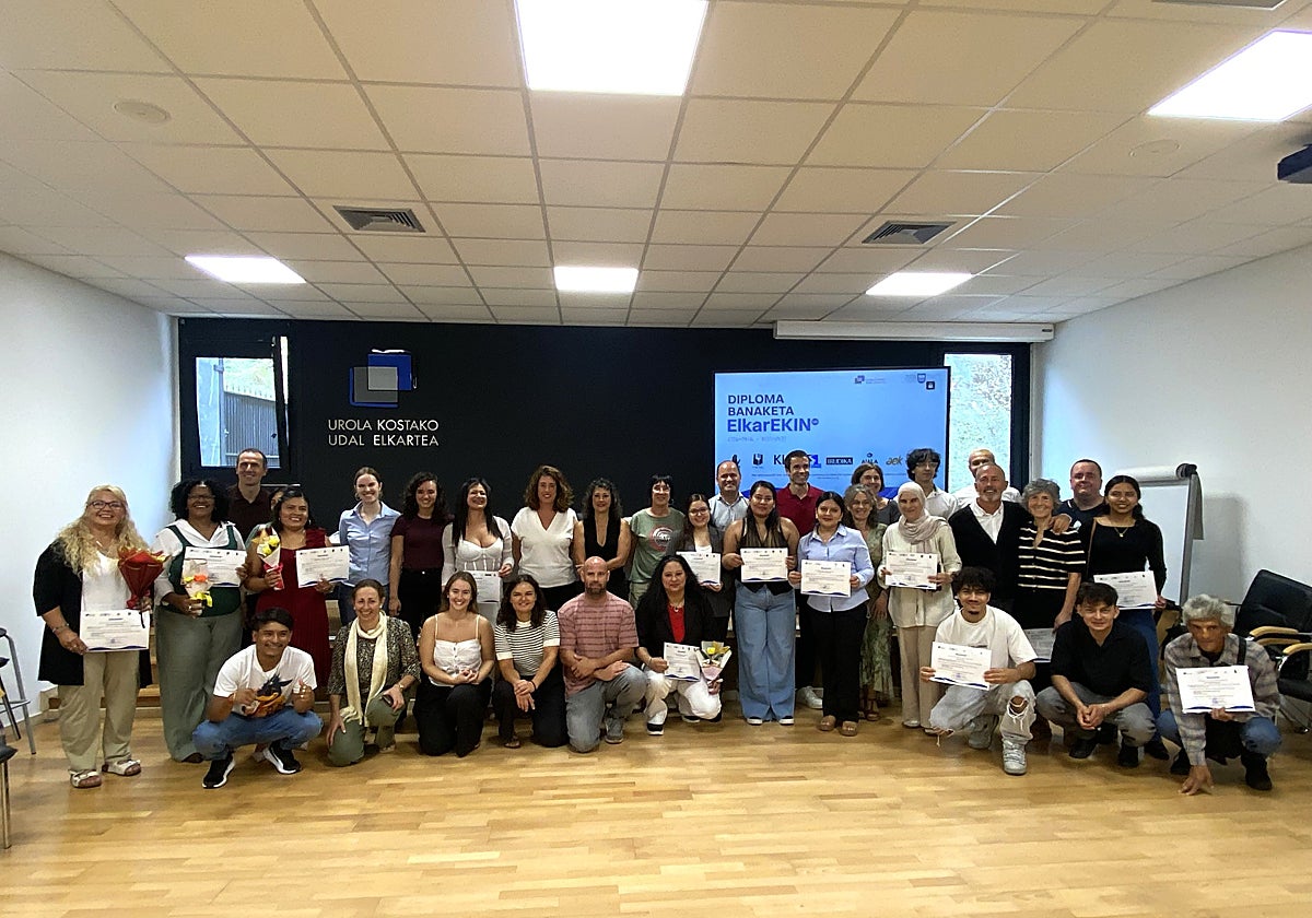 Udal Elkartea reparte los diplomas a las personas que han completado el itinerario formativo