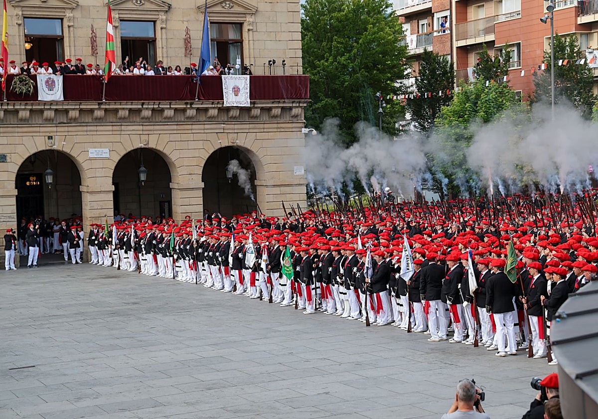 Cinco compañías del Alarde tradicional eligen capitán en los últimos días