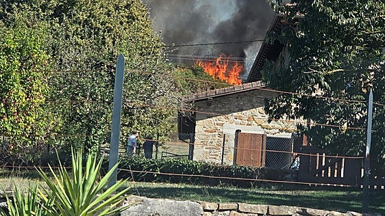El incendio declarado en el barrio de Zubillaga de Oñati, bajo control