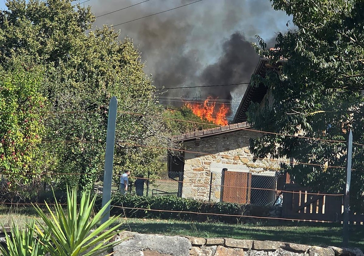 Declarado un incendio junto al parque de bomberos de Oñati