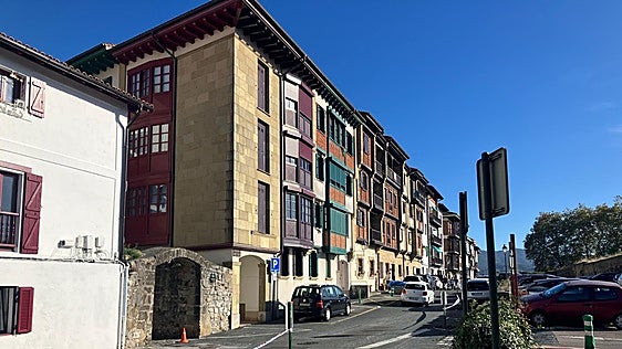 Los trabajos de restauración en la puerta de San Nicolás de Hondarribia han arrancado esta semana