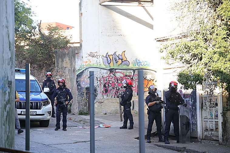 La Ertzaintza desaloja uno de los pabellones de Herrera donde vivían 30 personas
