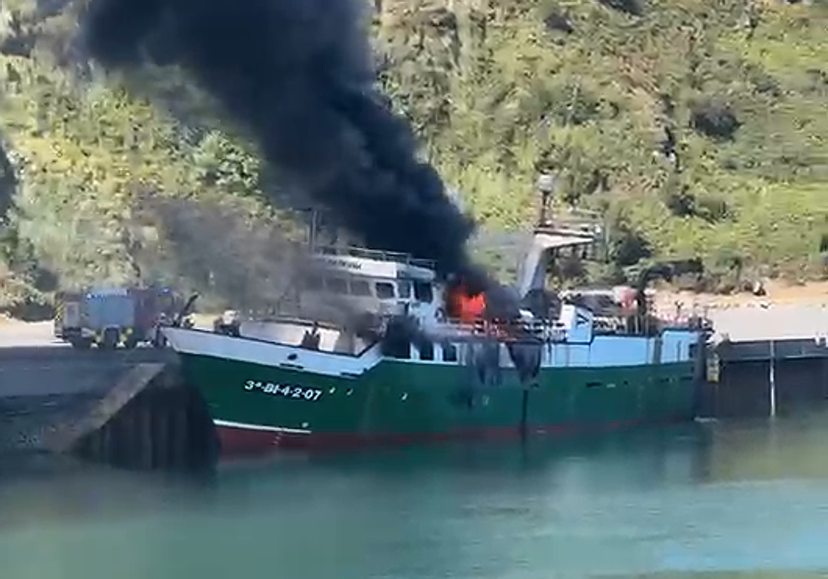 Salud pide cerrar las ventanas en Orio y Aia por el incendio de un barco que deja tres heridos