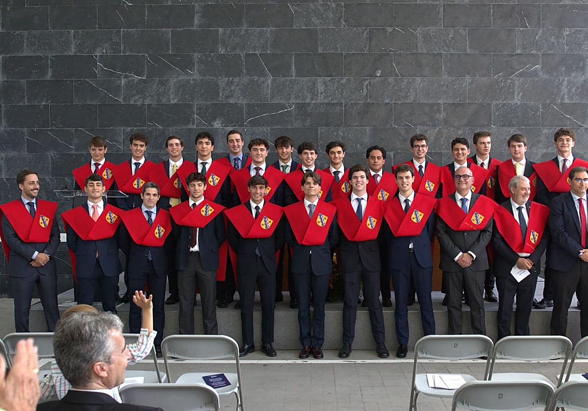 Imposición de becas en el Ayete