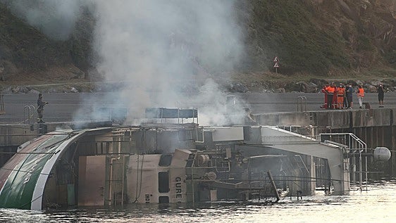 Apagado el incendio del pesquero de Orio pero continúa la alerta por riesgo de contaminación