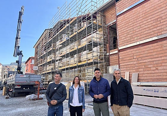 Responsables de Artzamendi, Arzanegi y el alcalde en la visita a la obra de la antigua estación realizada este viernes.