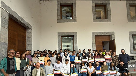 Representantes de las entidades promotoras del programa posan junto al alumnado participante en la pasada edición, durante la presentación de las nuevas webs y la entrega de diplomas