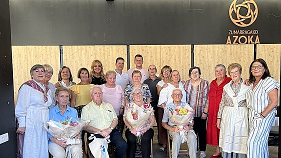 Los cuatro homenajeados, con los miembros de la Corporación, el Consejo de las Personas Mayores y la Pastoral de la Salud.