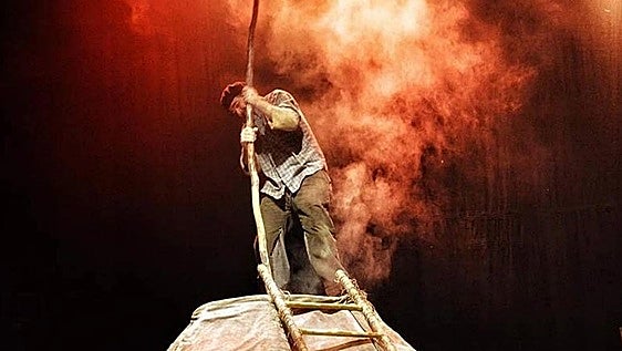 Homenaje a través del teatro de calle 'Txodor plaza' al oficio del carbonero